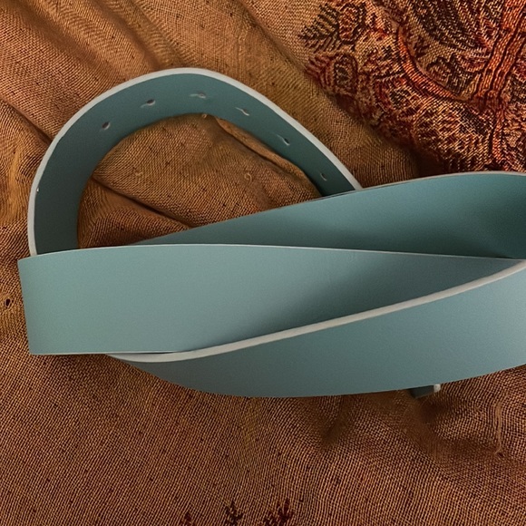 X or 1X Blue Faux Leather Belt w Silvertone Colourful Abstract Oval Belt Buckle - Picture 3 of 4